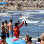 Costinești – O tânără de 21 de ani, salvată din valuri de un adolescent de 17 ani. Un gest eroic care a salvat o viață!