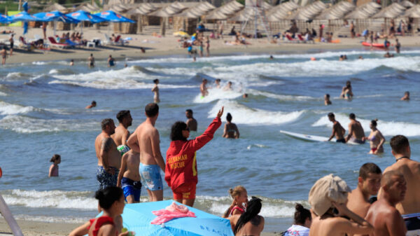 Costinești – O tânără de 21 de ani, salvată din valuri de un adolescent de 17 ani. Un gest eroic care a salvat o viață!