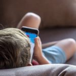 Impactul rețelelor sociale asupra sănătății emoționale a tinerilor: concluziile unui studiu din Londra