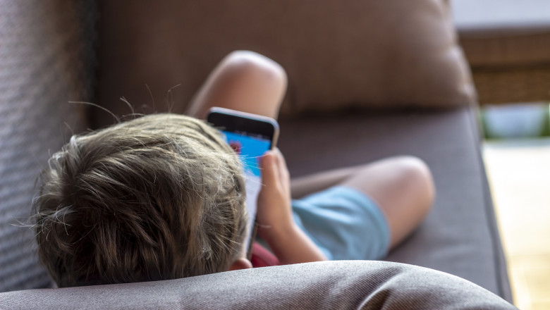 Impactul rețelelor sociale asupra sănătății emoționale a tinerilor: concluziile unui studiu din Londra